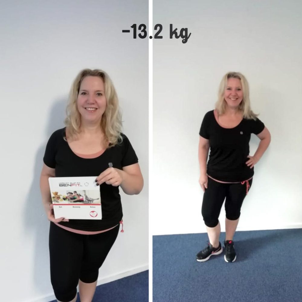 Saskia-Lazeroms-voor-en-na Lächelnde Frau zeigt ihre beeindruckende Vorher-Nachher-Transformation mit einer Gewichtsabnahme von 13,2 kg dank des BENFIT Fitness- und Ernährungsprogramms. Auf dem linken Bild hält sie das BENFIT-Programmheft, auf dem rechten Bild präsentiert sie stolz ihre schlankere Figur und einen gesunden, selbstbewussten Lebensstil.