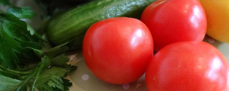 Tomaten, Gurke, Zitrone und Petersilie für gesunde Ernährung und Fitness.