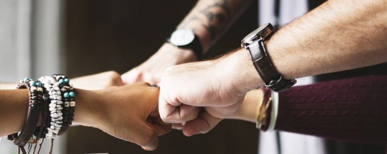 Fitness-Team gibt sich Fäuste, bereit, Ziele zu erreichen.