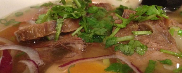 Pho-Suppe mit Rindfleisch: Proteinreiche Mahlzeit für Sportler, ideal nach dem Training.