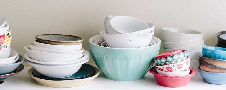 Bunte Bowls für eine gesunde Ernährung und einen aktiven Lebensstil.