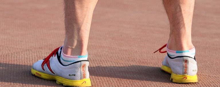 Newton Laufschuhe für Elite-Athleten auf rotem Belag für maximalen Trainingserfolg.