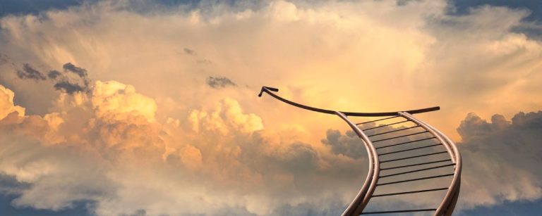 Treppe in den Himmel mit Pfeil, symbolisch für das Erreichen von Fitnesszielen.