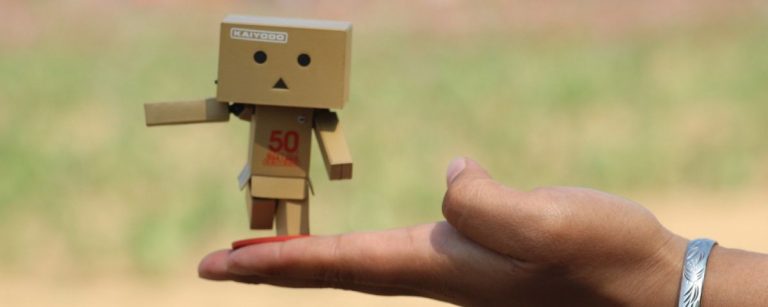 Boxmann Figur auf Hand, inspiriert von Kaiyodo, in der Nähe eines Ernährungsplanes.