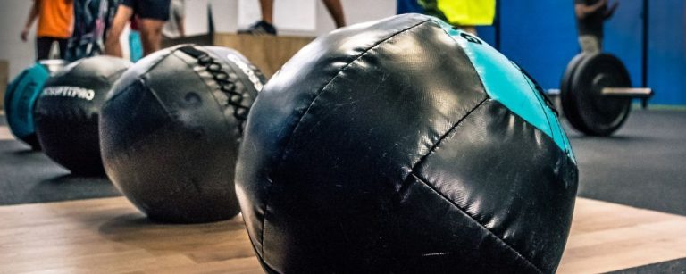 Schwarze Medizinbälle im Fitnessstudio für dein Training, perfekt für jede Ernährungsfirma.