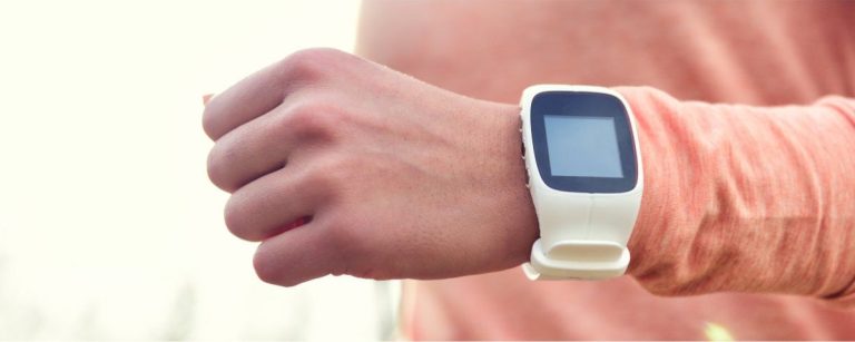 Person mit Smartwatch trainiert – Fitness- und Ernährungsberatung für einen gesunden Lebensstil.