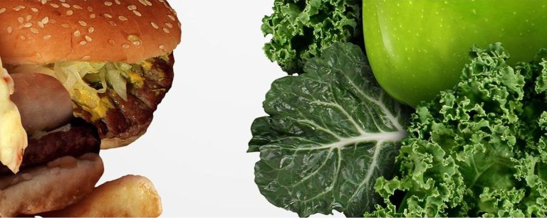 Herzhaftes Fast Food vs. gesunde grüne Lebensmittel: Pizza, Burger, Grünkohl, Apfel, Blaubeeren.