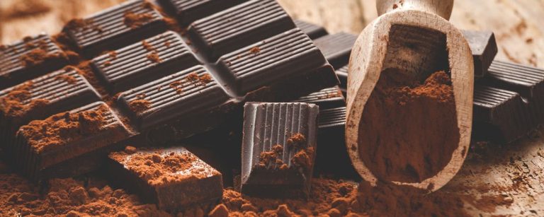 Dunkle Schokolade mit Kakaopulver für Fitness-Ernährung