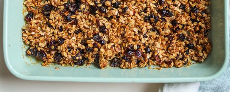 Knuspriges Granola mit Trockenfrüchten im Backblech – perfekt für dein Fitness-Frühstück.