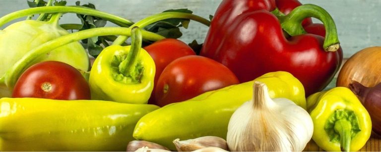 Frisches Gemüse: Kohlrabi, Tomaten, Paprika, Zwiebeln, Knoblauch für gesunde Ernährung.