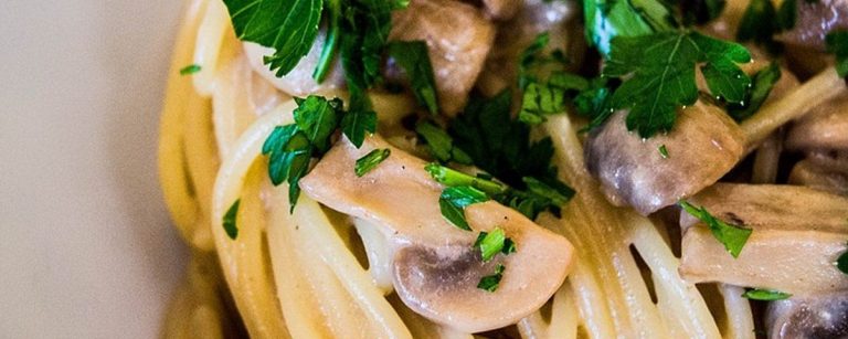 Herzhafte Pasta mit Pilzen und Petersilie: Perfekt für deine Fitness-Ernährung.