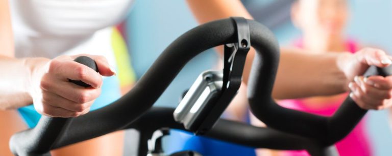 Frau trainiert auf dem Fahrrad, Fitness, Ernährung, Gesundheit.