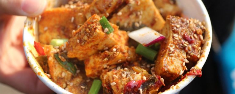 Deftiger Tofusalat mit Sesam und Gemüse – perfekt für dein Fitness-Ernährungsziel.