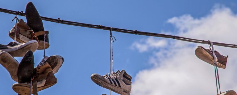 Schuhe an Schnüren für sportliche Inspiration und gesunde Ernährung.