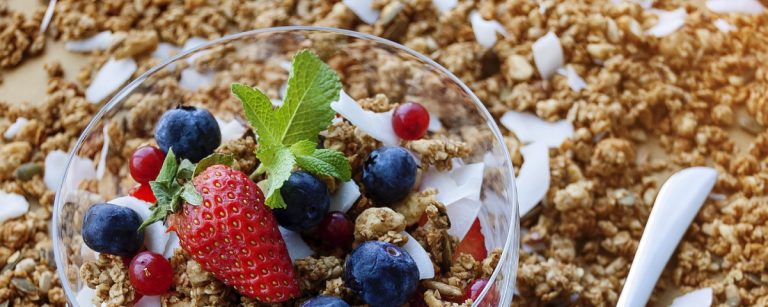 Leckeres Granola mit Beeren und Kokosnuss für einen gesunden Start in den Tag.