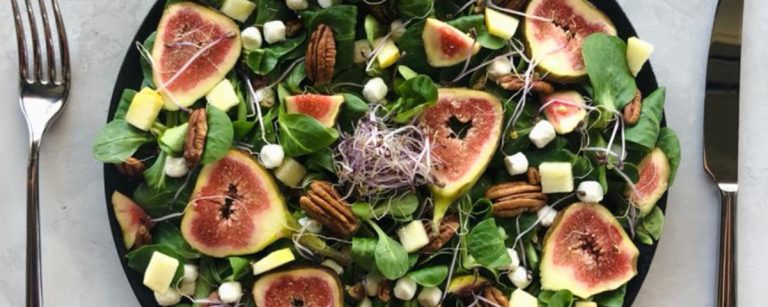 Fitness-Salat mit Feigen, Nüssen und Käse – gesunde Ernährung leicht gemacht.