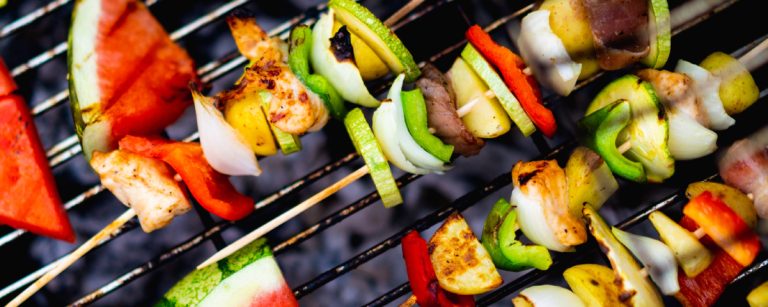 Herzhafte Hähnchen-Gemüsespieße und Wassermelone vom Grill, perfekt für Fitness-Ernährung.