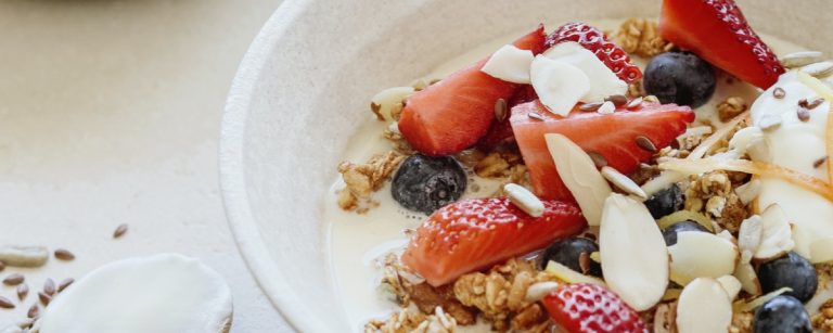 Gesunder Joghurt mit Beeren, Granola und Mandeln - perfekt für Fitnessfans.