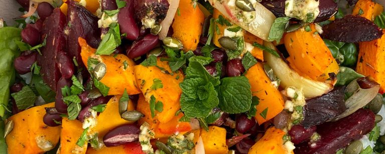Herzhafter Bowls-Salat mit Roter Bete, Kürbis, Kidneybohnen und frischen Kräutern.