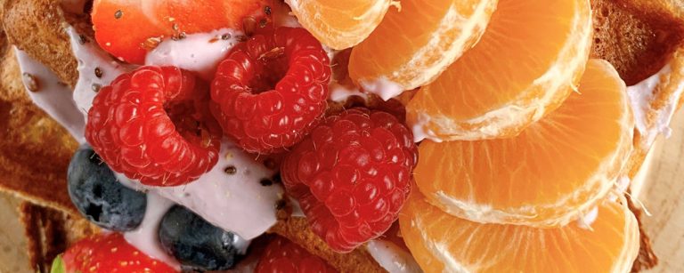 Gesunde Waffel mit Früchten und Joghurt - perfekt für Fitness-Fans!