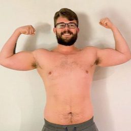 Rick-2 Mann zeigt Muskeln und Lächeln, inspiriert für Fitness und Ernährung.