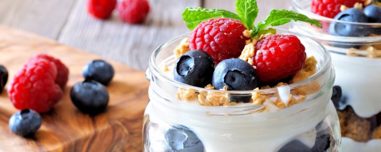 Joghurt-Parfait mit Beeren und Granola, perfekt für gesunde Ernährung.