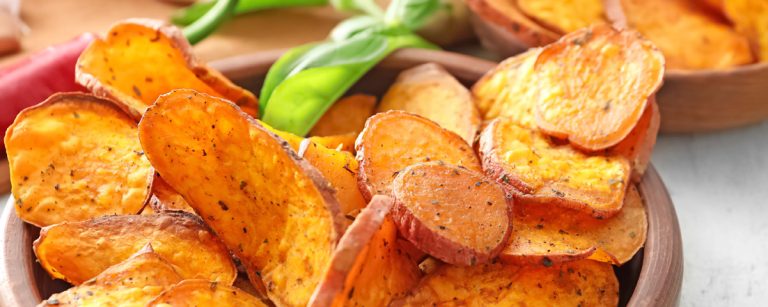 Gesunde Süßkartoffel-Chips mit Kräutern, perfekt für Fitness-Ernährung.