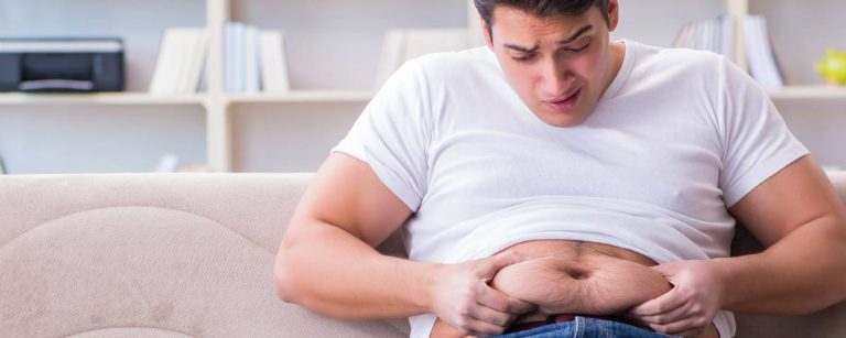 Illustration showing how to measure waist circumference correctly around the midsection with a tape measure, against a neutral background.