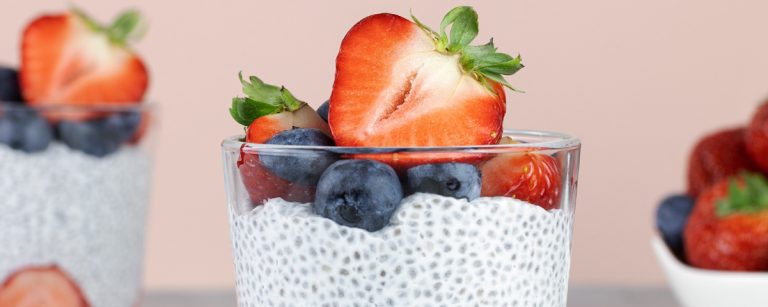 Leckere Chia-Puddings mit Erdbeeren und Blaubeeren für deine Fitness-Ernährung.