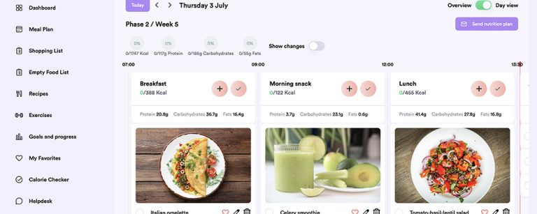 Online Coach nutzt BenFit Software für Ernährungspläne am Laptop - moderne Coaching-Technologie für Fitnessstudios
