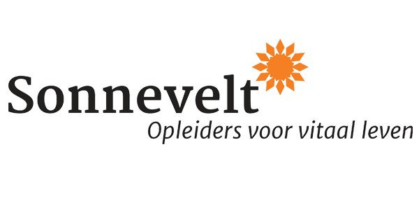 Sonnevelt Logo für Fitness- und Ernährungs-Ausbildungen: Schriftzug "Sonnevelt" mit orangefarbenem Sonnensymbol und dem Slogan "Opleiders voor vitaal leven" (Ausbilder für vitales Leben).