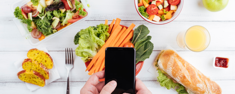 een telefoon die wordt gebruikt om voeding mee te tracken een telefoon die wordt gebruikt om voeding mee te tracken